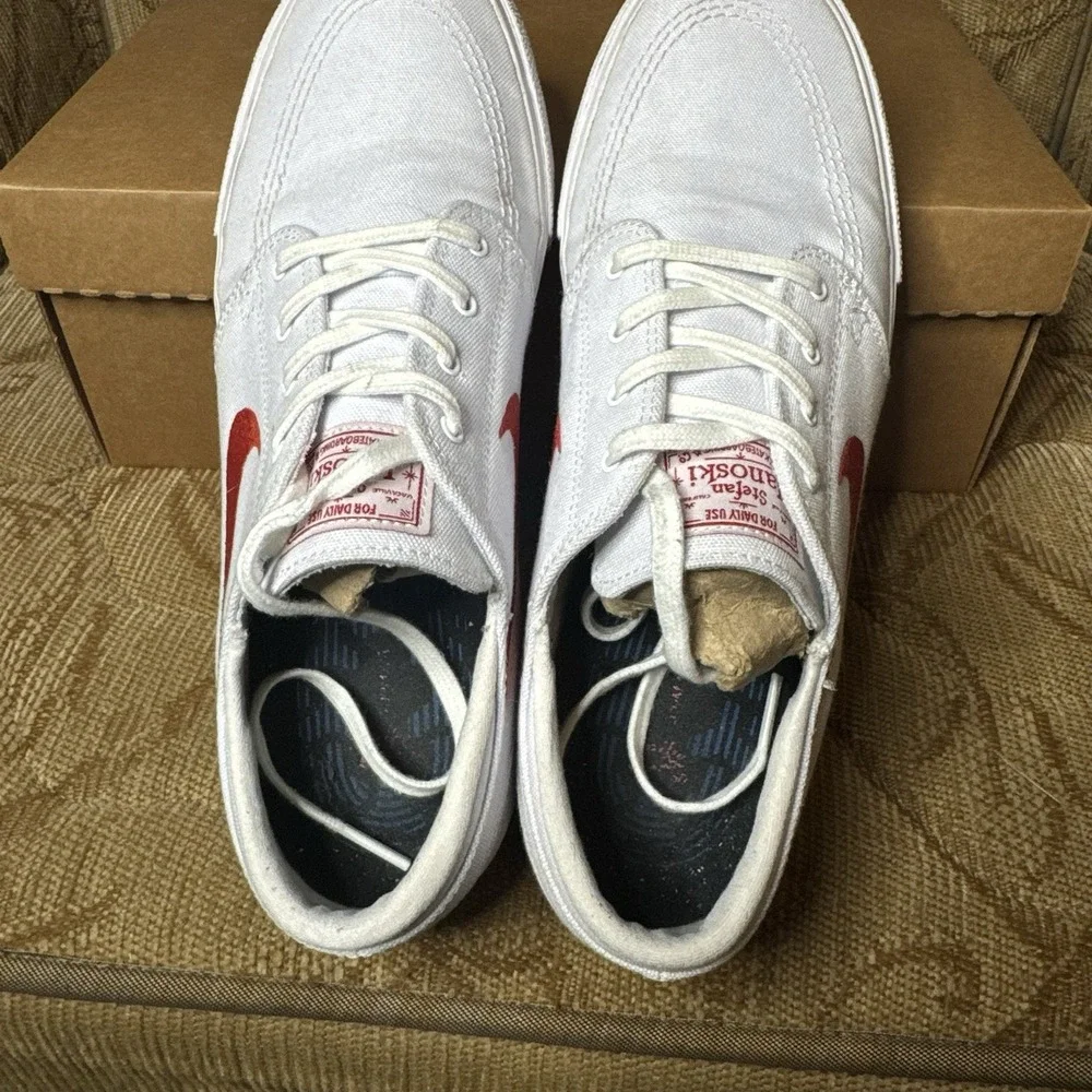 Nike very still stains
